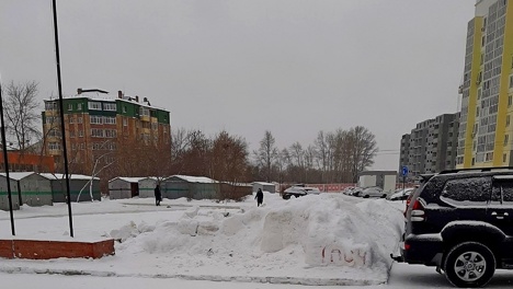 В Омске неизвестные разгромили снежный городок, который сделали пожарные — ФОТО
