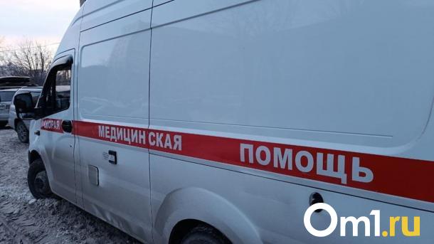 Омич оказался в реанимации с ножевыми ранениями после ссоры с соседом