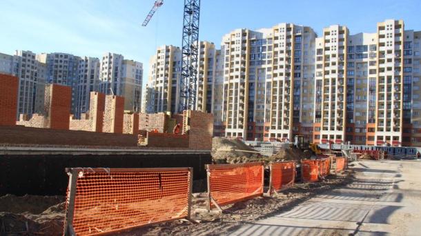 Школу в микрорайоне «Серебряный берег» достроят за миллиард рублей