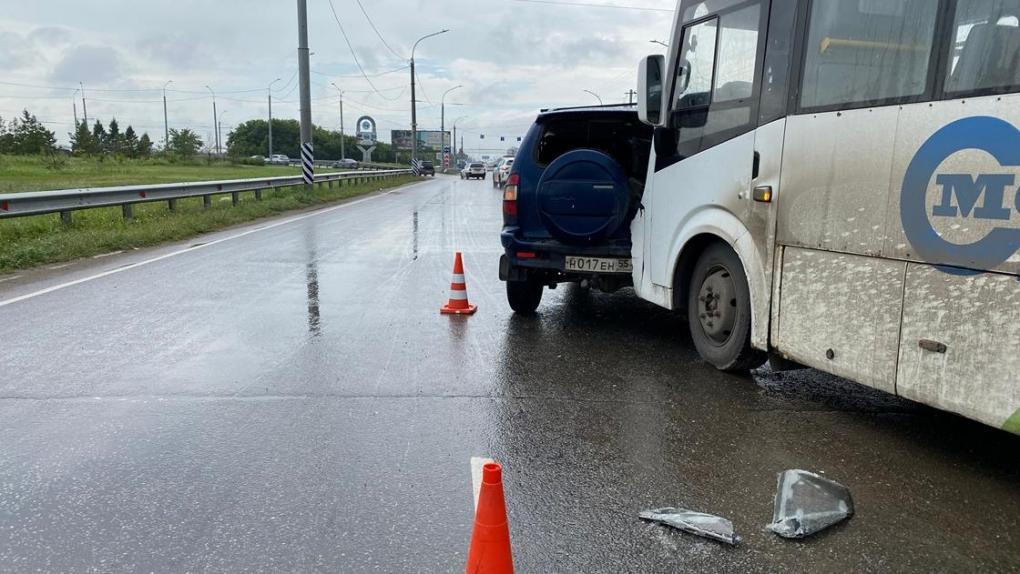 В Омске пассажирский автобус попал в ДТП: пострадали два ребёнка