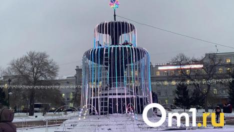 В Омске заработал первый новогодний фонтан