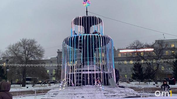 В Омске заработал первый новогодний фонтан