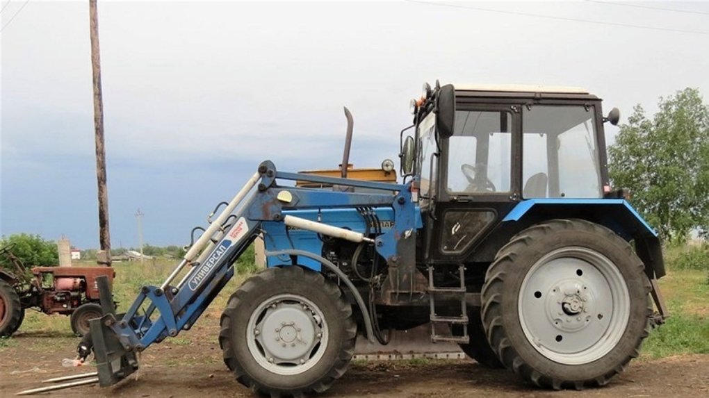 Поджёг сарай и угнал синий трактор: пьяный омич навёл суеты в селе Медвежье