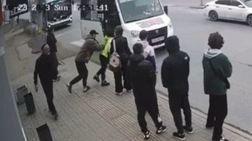 Появилось видео, как одноглазый наркоман толкнул омичку под колёса маршрутки