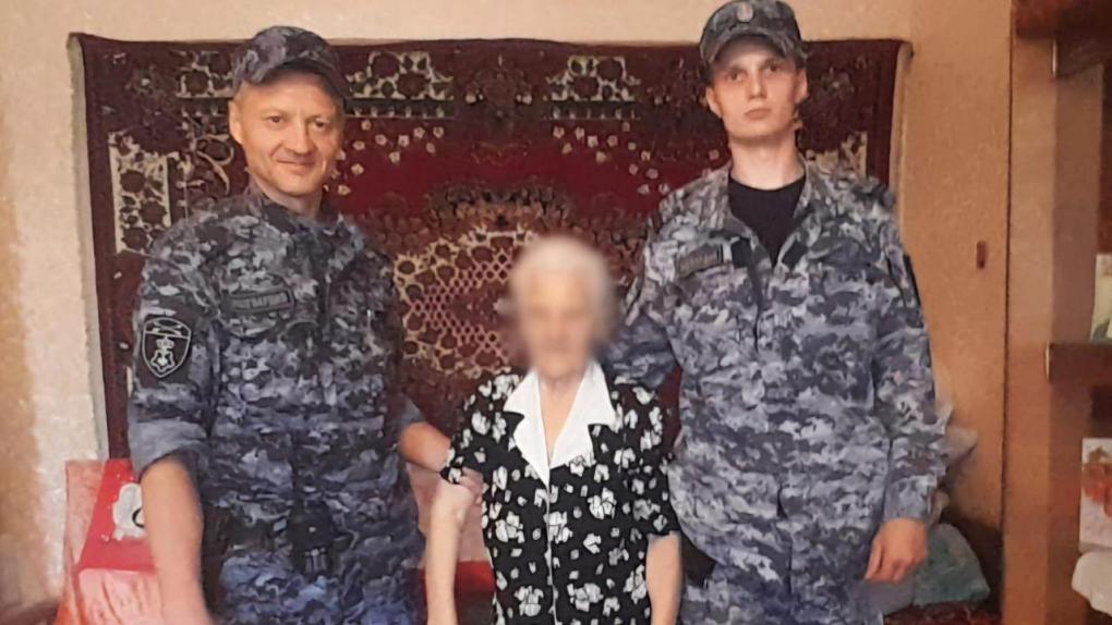 Омские росгвардейцы помогли 90-летней бабушке вернуться домой