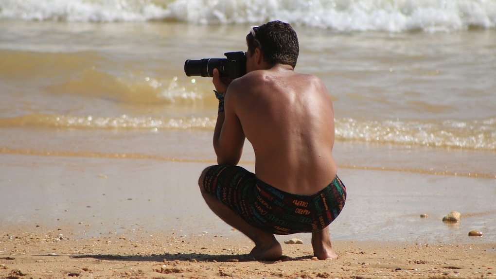Снимает всех и пытается устроить драку: новосибирцы пожаловались на тайного фотографа на нудистском пляже