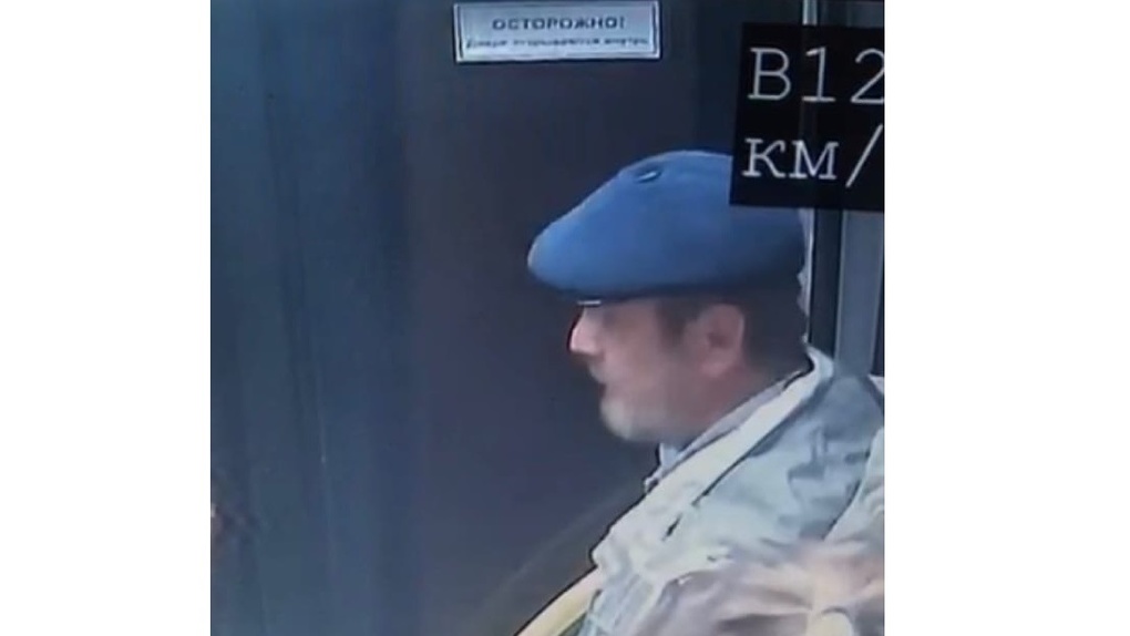 На нём синяя коппола: в Омске ищут мужчину, который нажестил на остановке — ВИДЕО