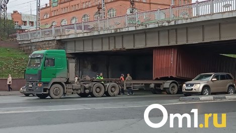 Контейнеровоз застрял под путепроводом на Красном проспекте