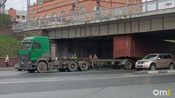 Контейнеровоз застрял под путепроводом на Красном проспекте