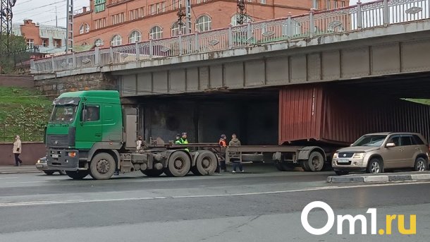 Контейнеровоз застрял под путепроводом на Красном проспекте