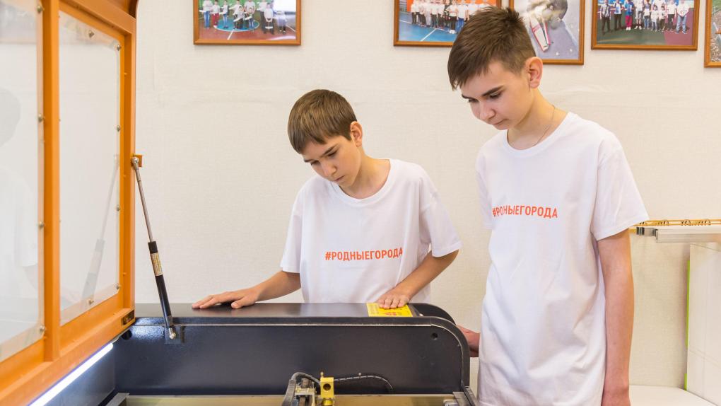 Сотрудники Омского НПЗ помогают оборудовать детскую столярную мастерскую