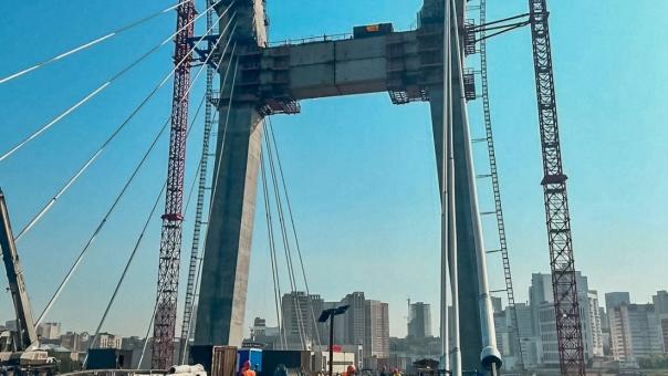 Между опорами четвёртого моста в Новосибирске начали укладывать асфальт