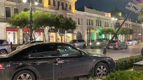 В Омске на Любинском проспекте иномарка врезалась в столб