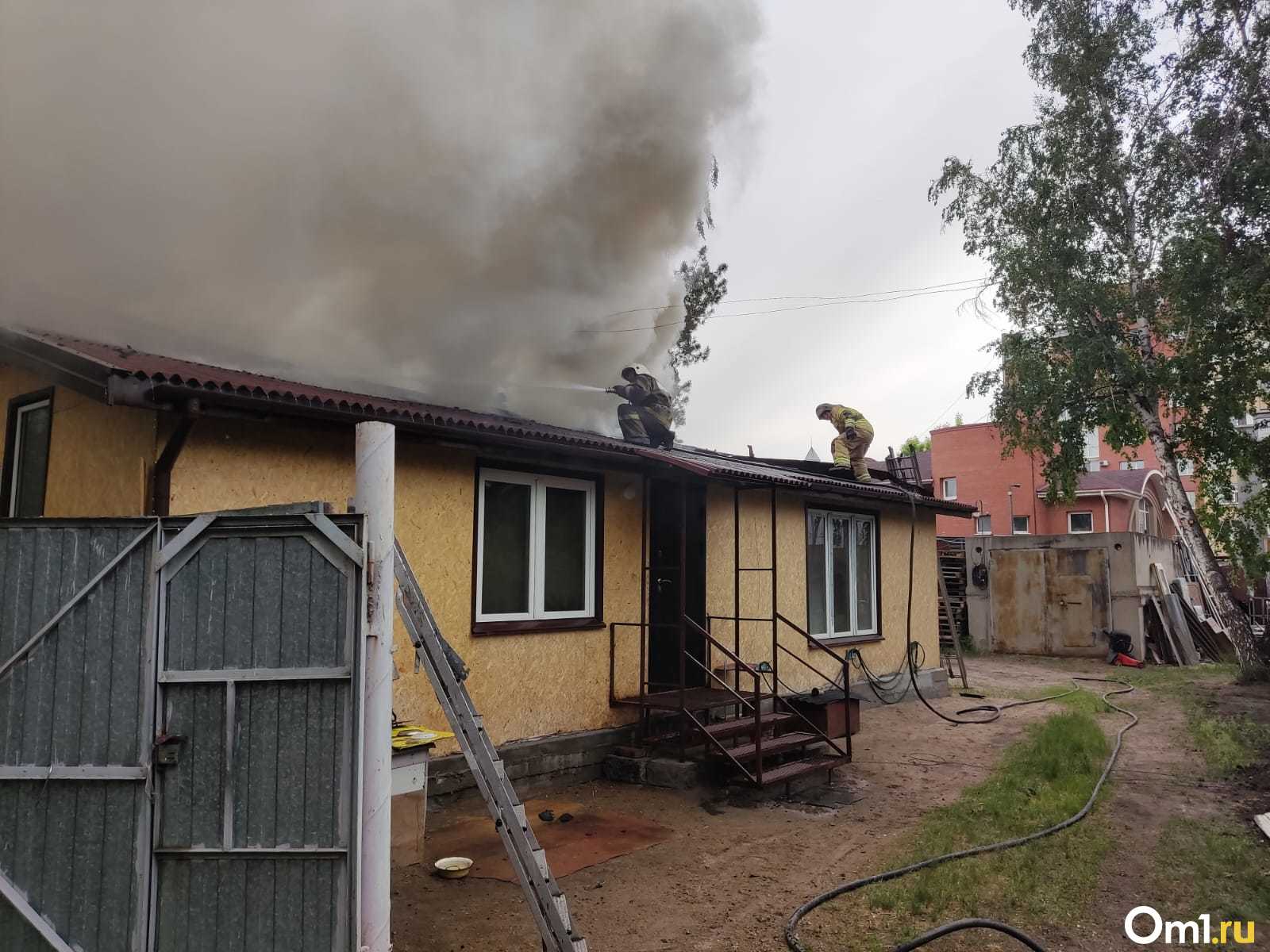 Омск вчера. Пожар в Омске 1 декабря. Пожар в доме. Пожар фото. Горящий дом.