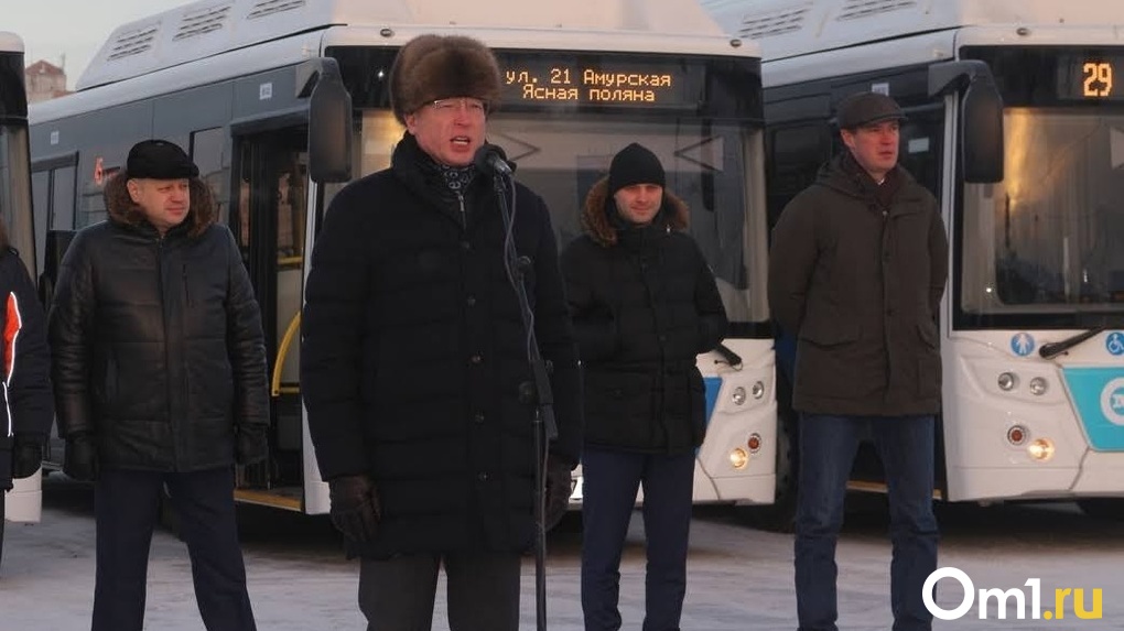 Трамваи, школьники, жильё. Омские мэр и губернатор отправились в Екатеринбург налаживать сотрудничество