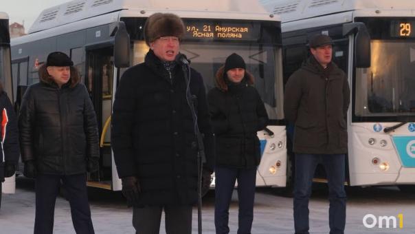 Трамваи, школьники, жильё. Омские мэр и губернатор отправились в Екатеринбург налаживать сотрудничество