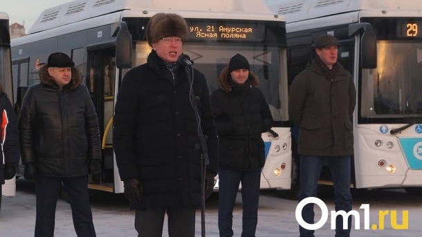 Трамваи, школьники, жильё. Омские мэр и губернатор отправились в Екатеринбург налаживать сотрудничество
