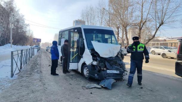 Пять человек пострадали в ДТП с маршруткой и грузовиком в Новосибирске