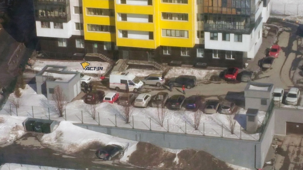 Труп нашли под окнами новостройки в Новосибирске