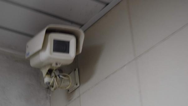 Омичка доказала в суде, что законно установила камеру над своей дверью в подъезде