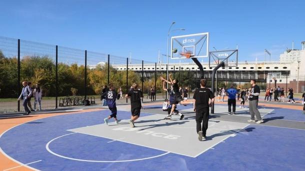 У омского метромоста открылся Центр уличного баскетбола