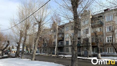 Катастрофа неизбежна: в Привокзальном посёлке кипяток подмывает дом и тротуар