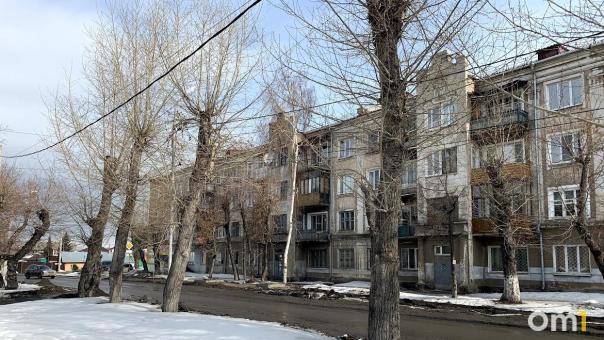 Катастрофа неизбежна: в Привокзальном посёлке кипяток подмывает дом и тротуар