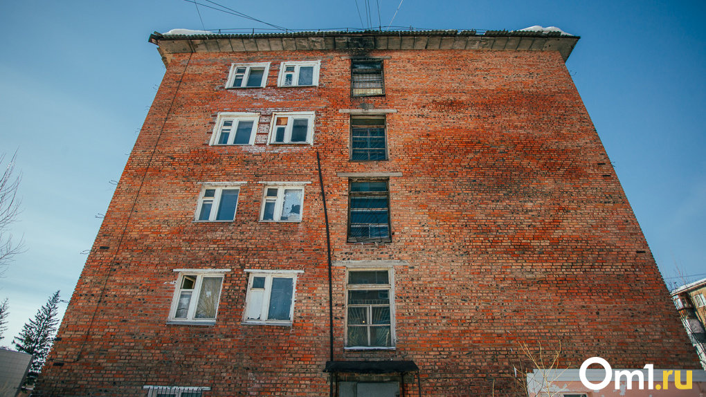 Прокурор Омской области потребовал срочно расселить 10 опасных домов