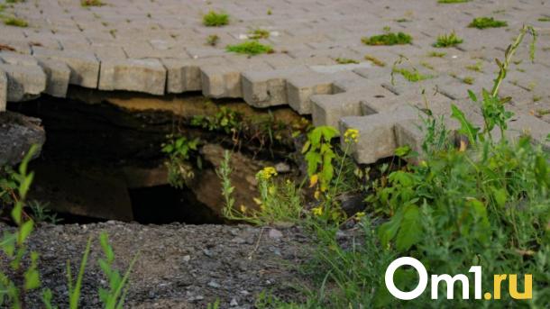 На омской набережной растёт опасный провал