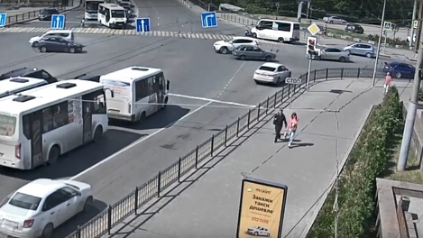 Водитель маршрутки, сбивший троих подростков в Омске, оказался злостным нарушителем ПДД