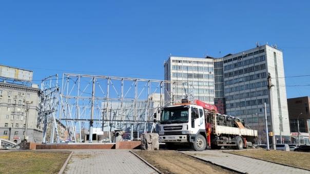 Демонтаж рекламных щитов начали на площади Калинина в Новосибирске