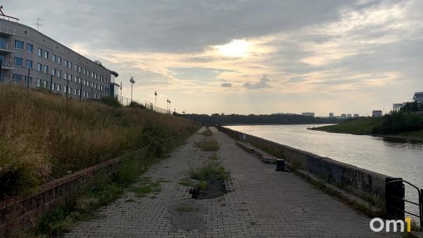 На омской набережной имени Каримова появились опасные провалы