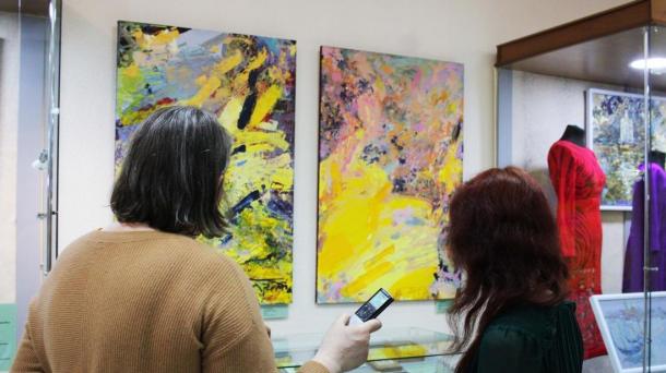 В Новосибирске изданы первые российские учебные пособия по арт-терапии