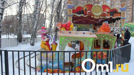 В Омске из-за снегопада закрыли аттракционы в парках