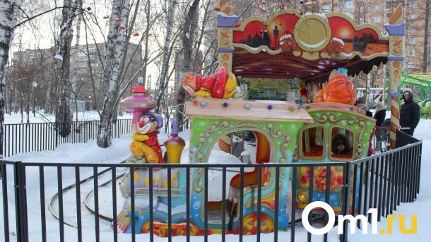 В Омске из-за снегопада закрыли аттракционы в парках