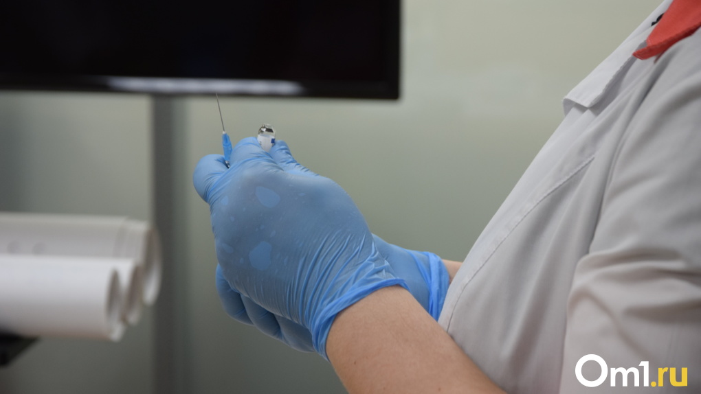 Новосибирский учёный второй раз вакцинировался «ЭпиВакКороной»: как он перенёс прививку