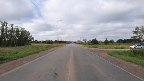 Омская полиция ищет водителя, который сбил двух велосипедистов и скрылся