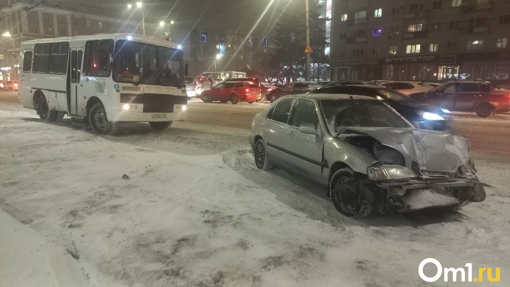 Не только мост и снегопад: дорожную обстановку в Омске осложнили многочисленные ДТП