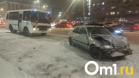 Не только мост и снегопад: дорожную обстановку в Омске осложнили многочисленные ДТП