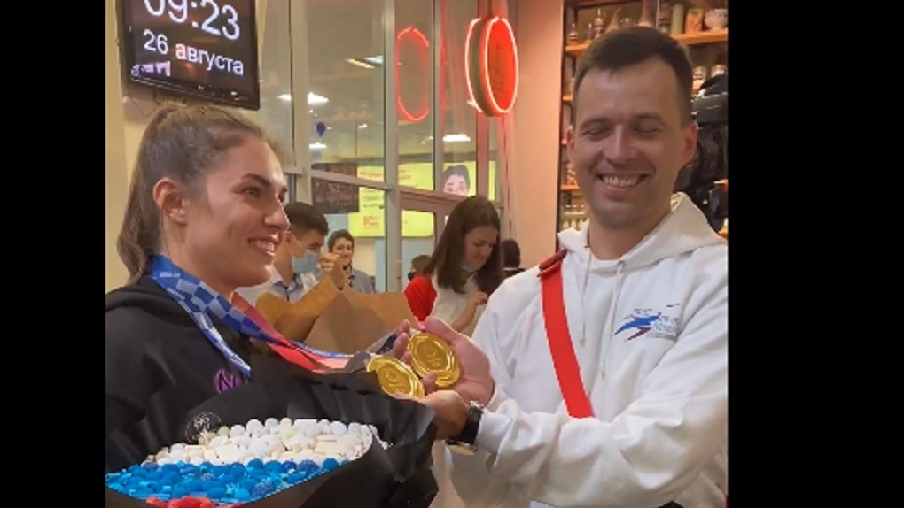 Саблистку Софию Позднякову встретили в аэропорту Новосибирска с букетом в виде российского флага