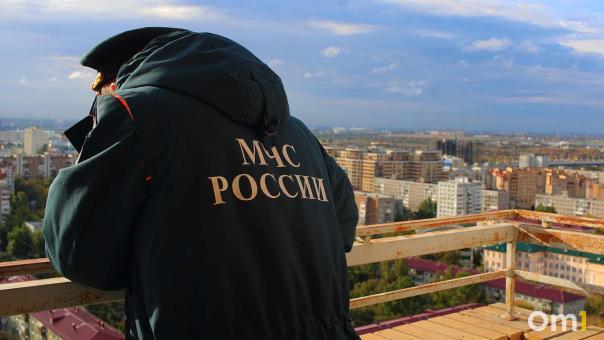 В Новосибирске ночью столкнулись бензовоз и фура — водителя зажало в кабине