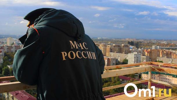 В Новосибирске ночью столкнулись бензовоз и фура — водителя зажало в кабине