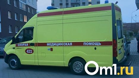 Запер, порезал и избил: полиция ищет омича-участника СВО, который издевался над девушкой