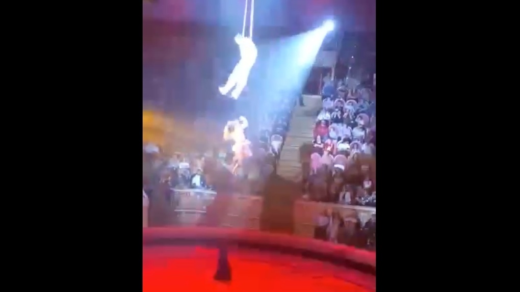 В Омске гимнастка рухнула с высоты на арену цирка. ВИДЕО