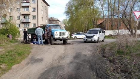 Не дожил до 16: мотоциклист погиб под колёсами грузовика под Новосибирском