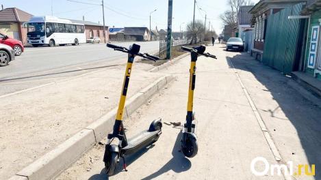 В России предложили запретить стоянку самокатов на тротуарах