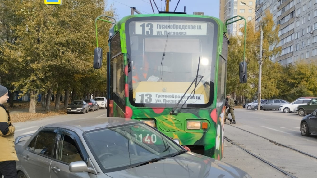 «Вышел на охоту»: трамвай №13 в цветочек протаранил иномарку в Новосибирске