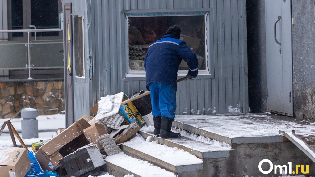 Они там живут и выпивают: Жители новосибирской многоэтажки возмущены пьяными дворников в подвале дома