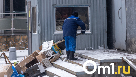 Они там живут и выпивают: Жители новосибирской многоэтажки возмущены пьяными дворников в подвале дома