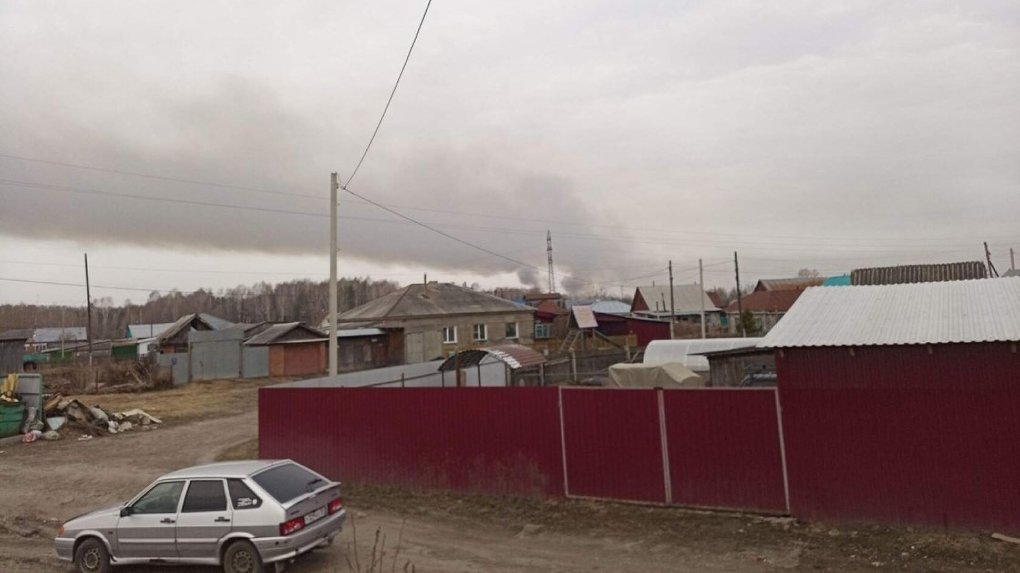 В Таре Омской области местные жители жалуются на едкий дым из-за горящего мусорного полигона